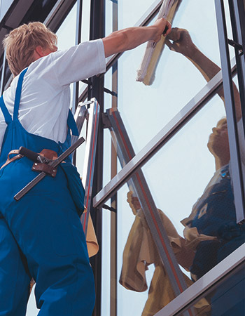 Window cleaning and cleaning of facades